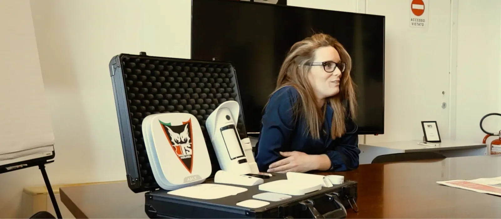 Virginia Mazzoni presenta il kit di allarme Ajax